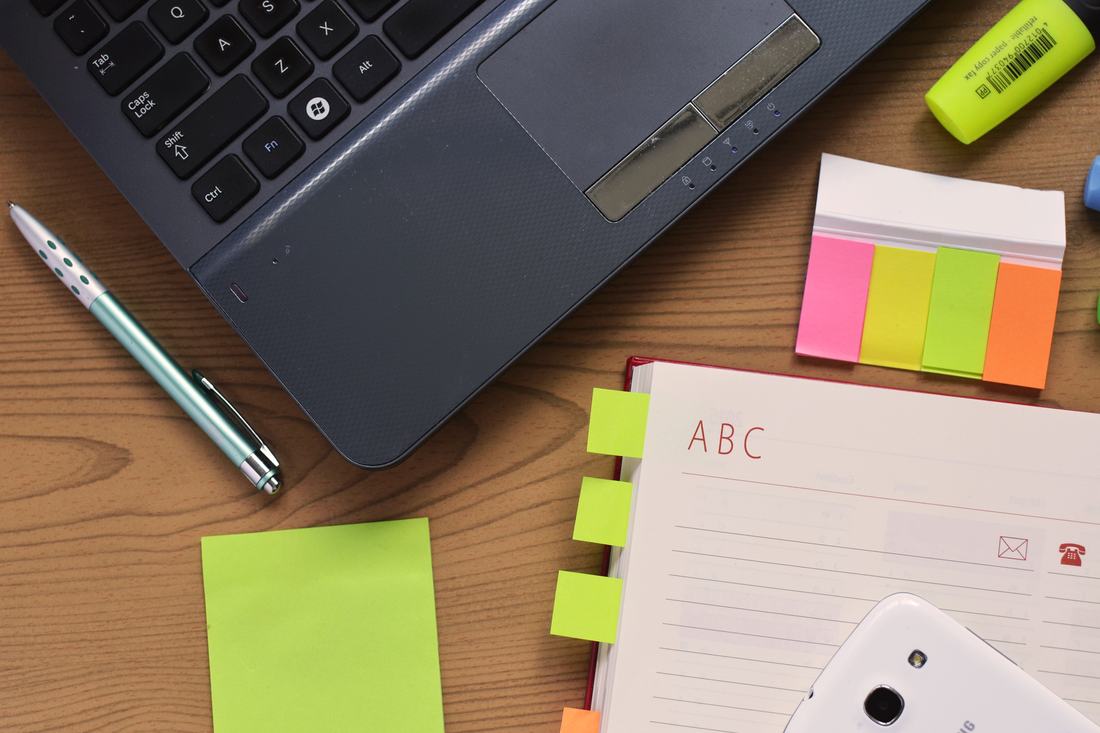 Schreibtisch mit Notizbuch und Stift