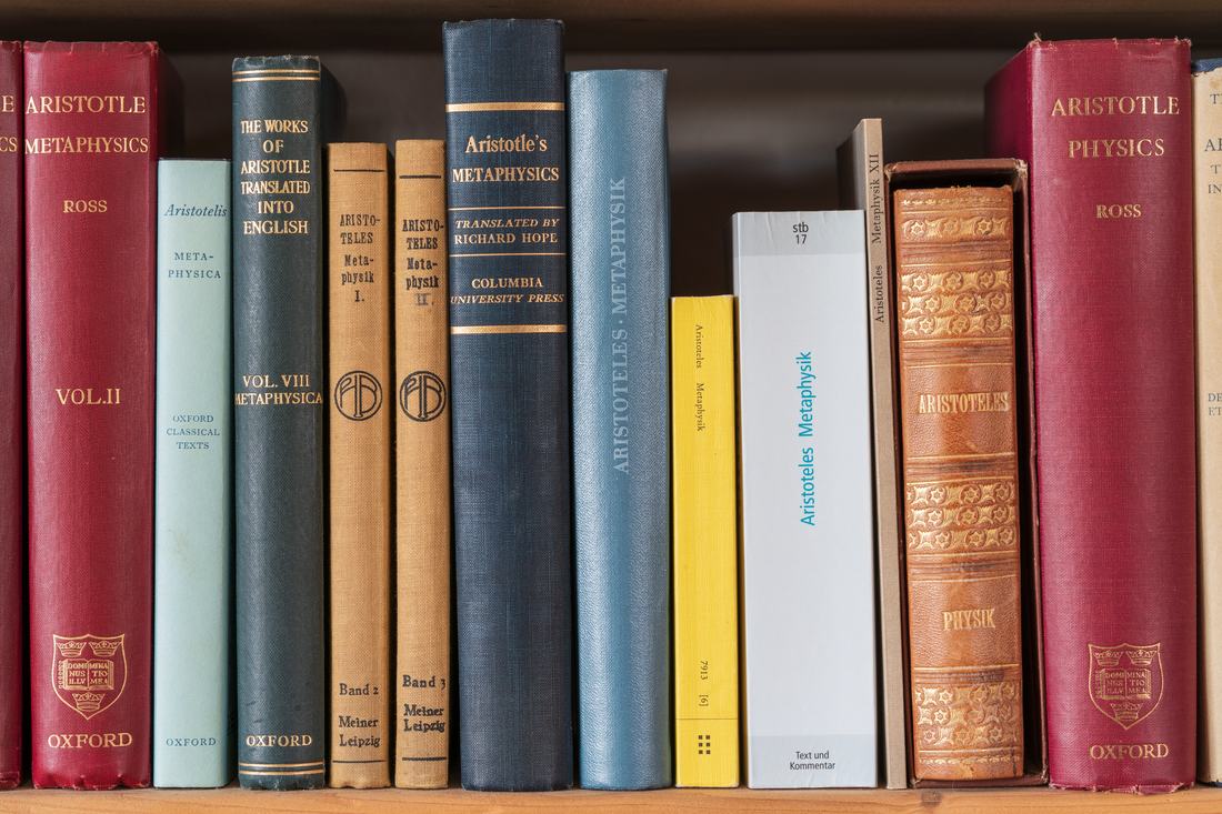 Bücherregal mit Büchern