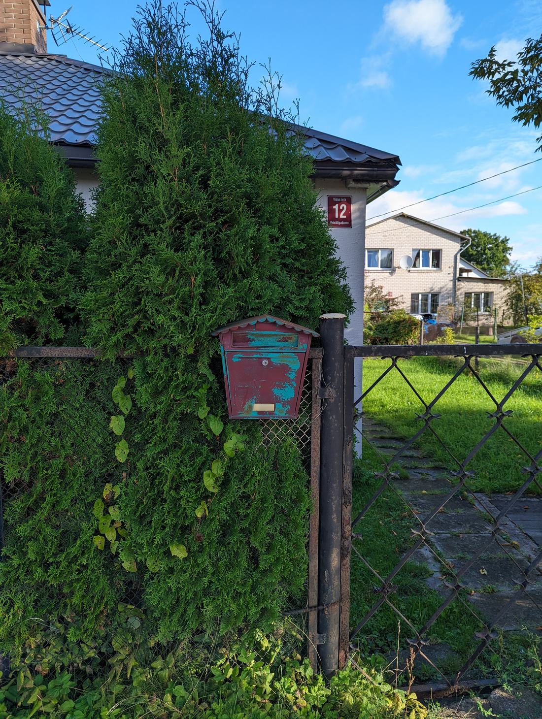 Briefkasten an einer Hauswand